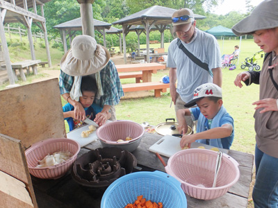 親子農業体験「ジャガイモの収穫とカレー作り」