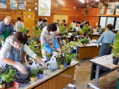 古賀有子先生による「〜ガーデンKOGA流〜寄植え教室」